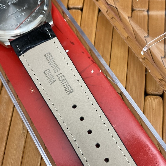 Like New unworn watch limited edition in box Disney Mickey Mouse Mens Watch - Picture 6 of 11